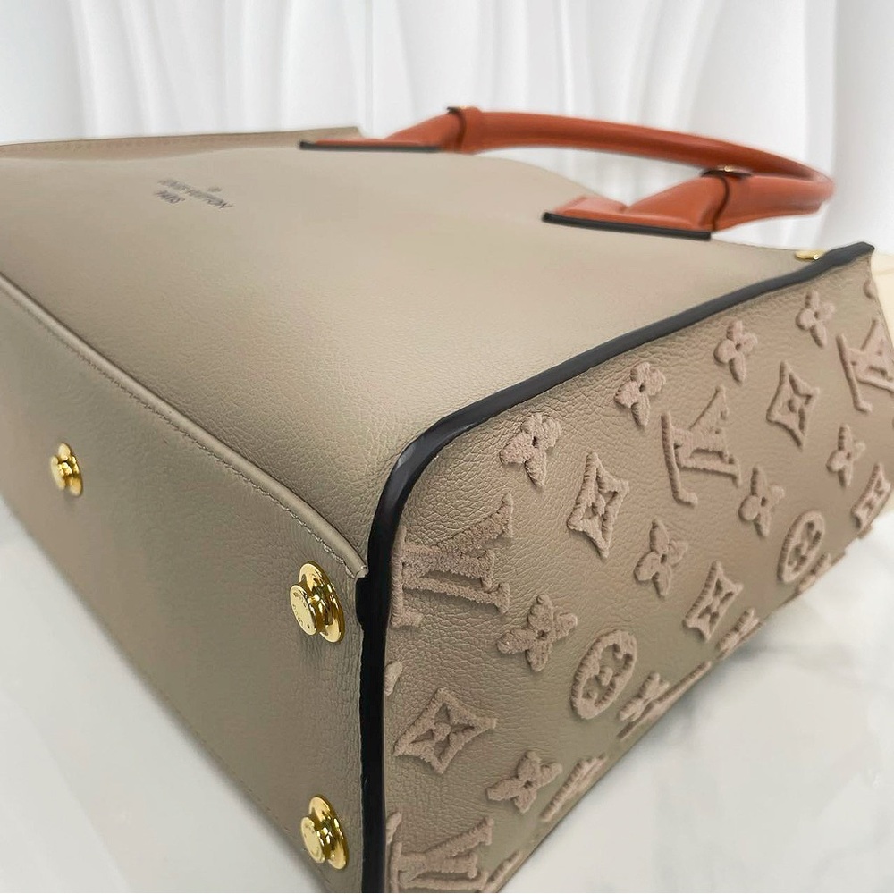 Louis Vuitton Onthego MM Tri-Color Leather Tote Bag - Picture 12 of 12
